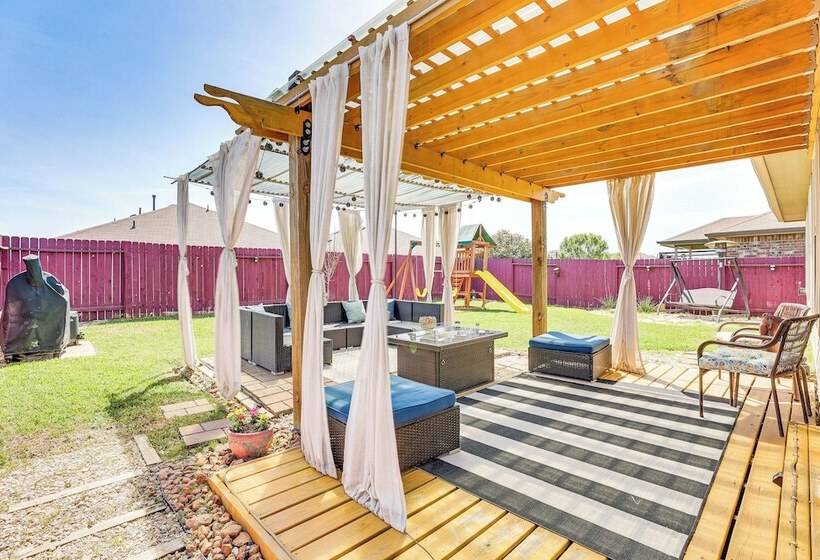 Chic & Relaxing Katy Escape W/ Community Pool!