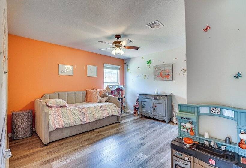 Chic & Relaxing Katy Escape W/ Community Pool!