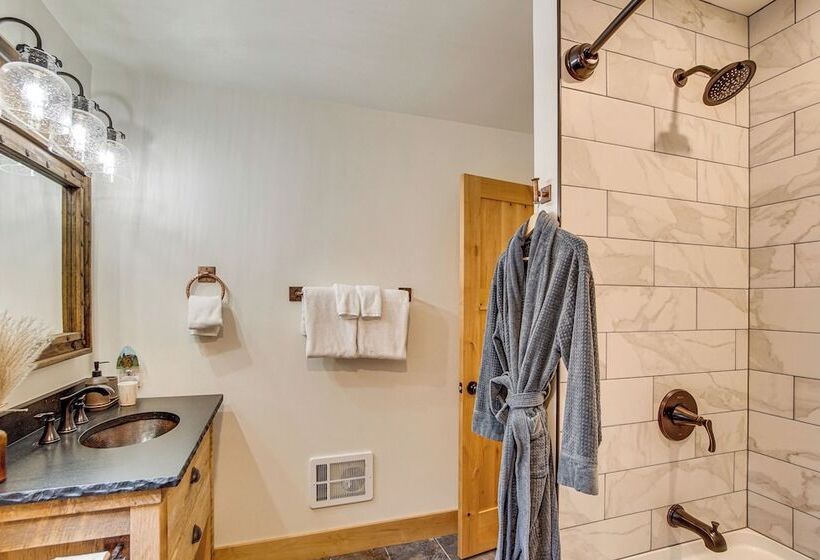 Cle Elum Cabin W/ Hot Tub, 4 Grills & Game Room!