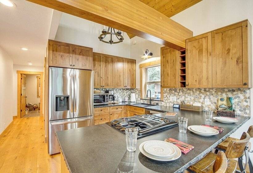 Cle Elum Cabin W/ Hot Tub, 4 Grills & Game Room!