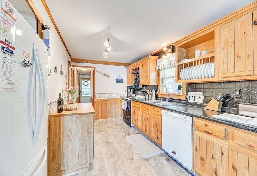 Cottage On Lamoka Lake W/ Deck, Grill & 3 Kayaks