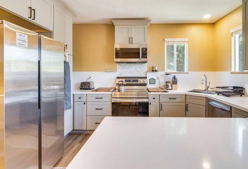 Cozy Santa Clarita Cottage Near Parks & Trails!