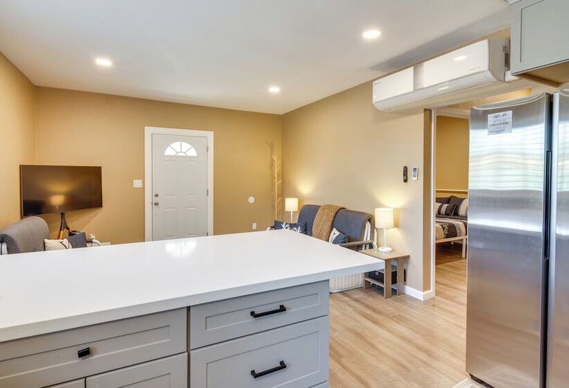 Cozy Santa Clarita Cottage Near Parks & Trails!