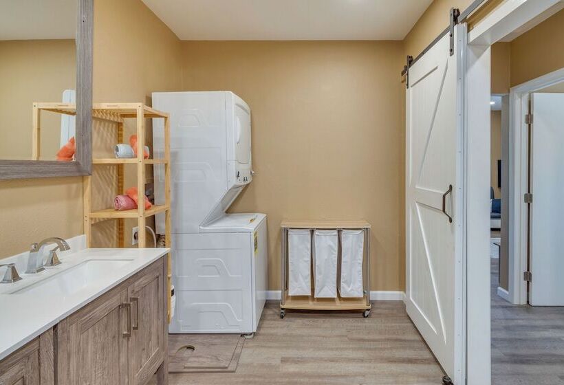 Cozy Santa Clarita Cottage Near Parks & Trails!