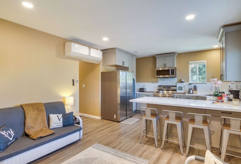 Cozy Santa Clarita Cottage Near Parks & Trails!