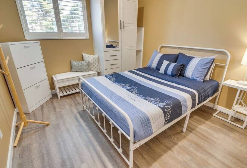 Cozy Santa Clarita Cottage Near Parks & Trails!