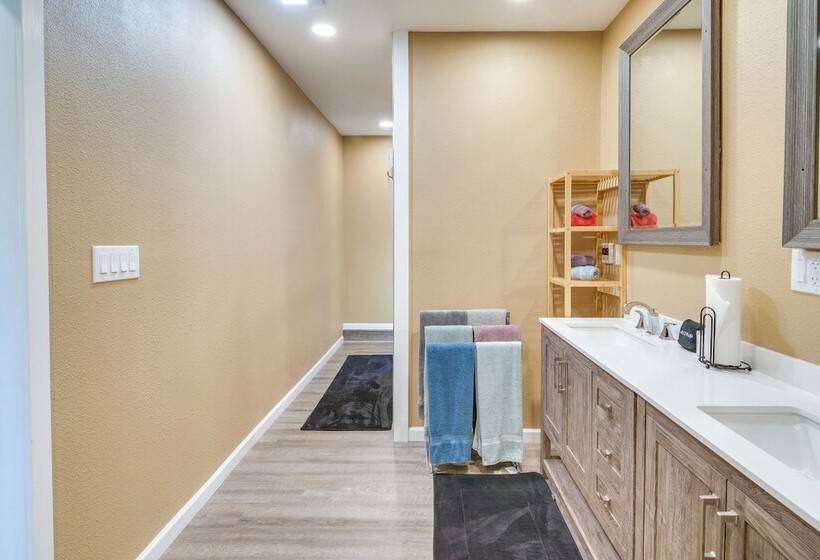 Cozy Santa Clarita Cottage Near Parks & Trails!