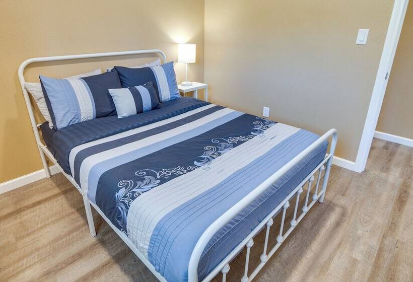 Cozy Santa Clarita Cottage Near Parks & Trails!