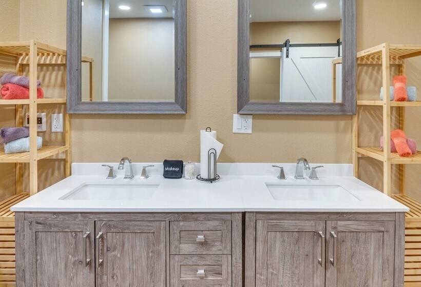 Cozy Santa Clarita Cottage Near Parks & Trails!