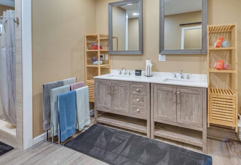 Cozy Santa Clarita Cottage Near Parks & Trails!