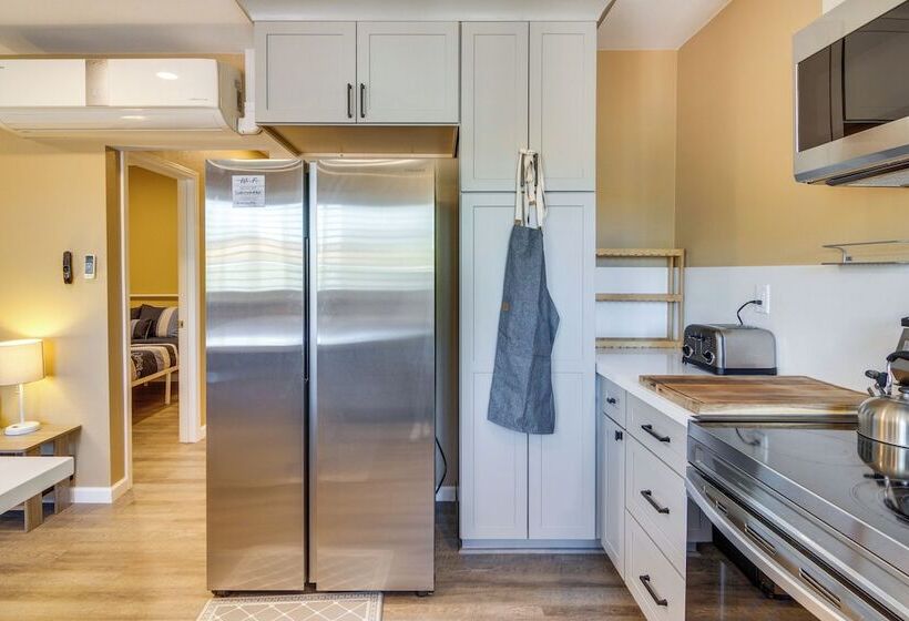 Cozy Santa Clarita Cottage Near Parks & Trails!