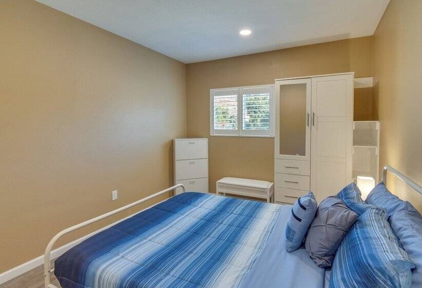 Cozy Santa Clarita Cottage Near Parks & Trails!