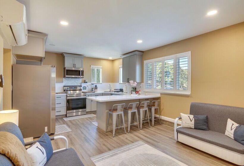 Cozy Santa Clarita Cottage Near Parks & Trails!