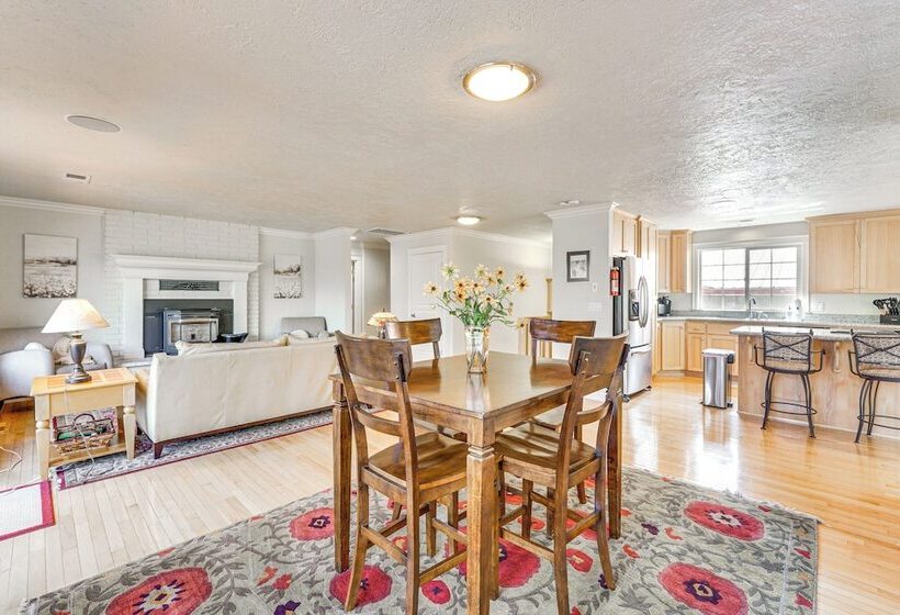 8 Mi To Jacksonville: Oregon Getaway W/ Deck!