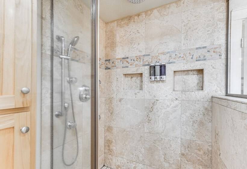 8 Mi To Jacksonville: Oregon Getaway W/ Deck!