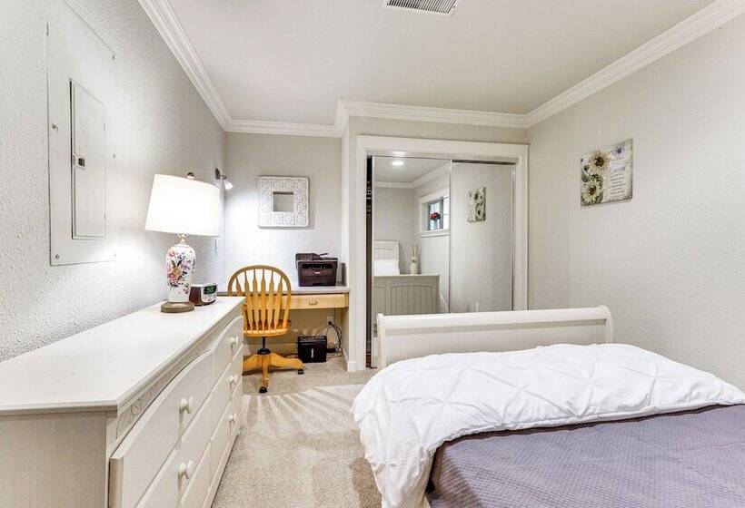 8 Mi To Jacksonville: Oregon Getaway W/ Deck!