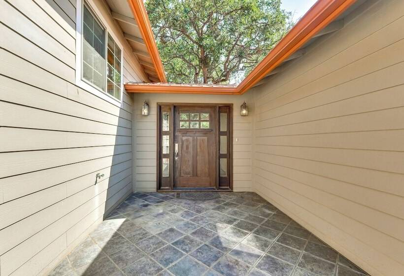 8 Mi To Jacksonville: Oregon Getaway W/ Deck!