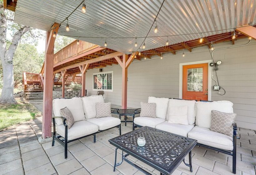 8 Mi To Jacksonville: Oregon Getaway W/ Deck!