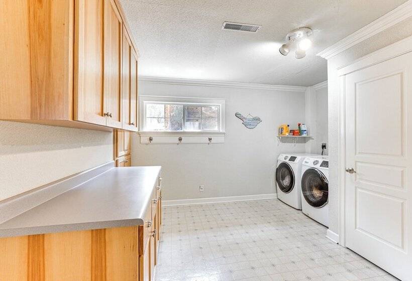 8 Mi To Jacksonville: Oregon Getaway W/ Deck!