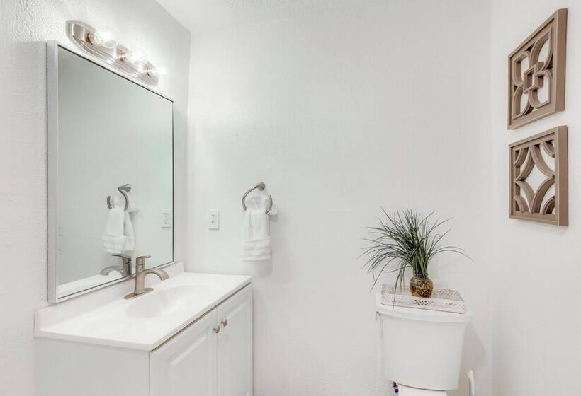 El Paso Home ~ 2 Mi To University Medical Center!