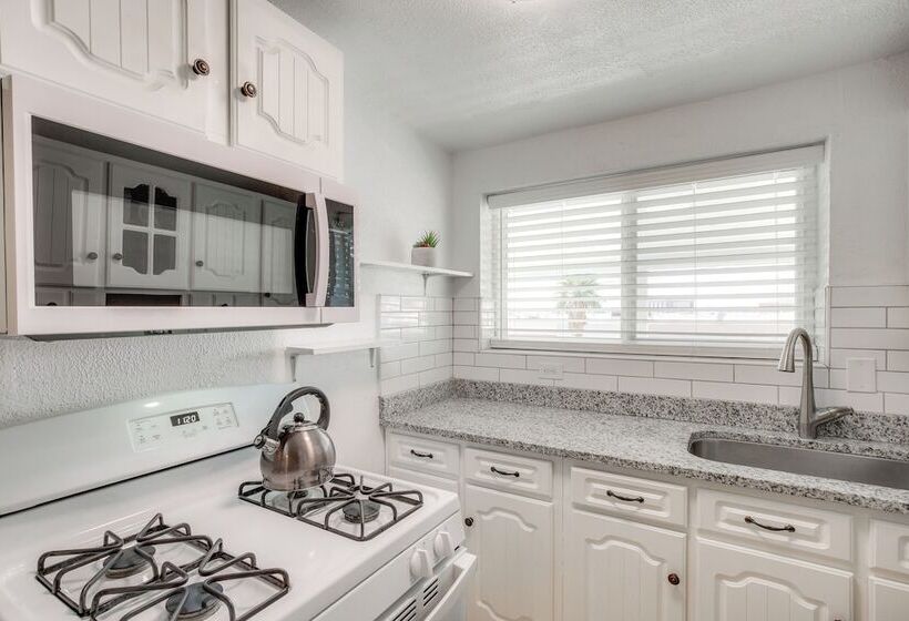 El Paso Home ~ 2 Mi To University Medical Center!