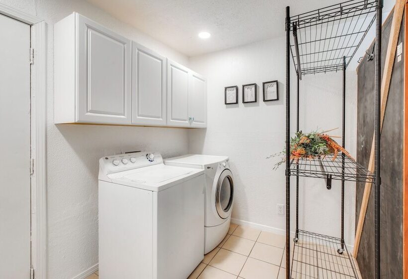 El Paso Home ~ 2 Mi To University Medical Center!