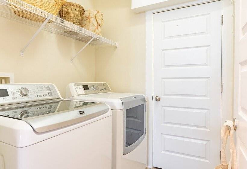 Emerald Gem By Avantstay Pool Access, 3mins To Beach!