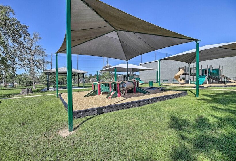 Expansive Home In Humble Near Lake Houston!