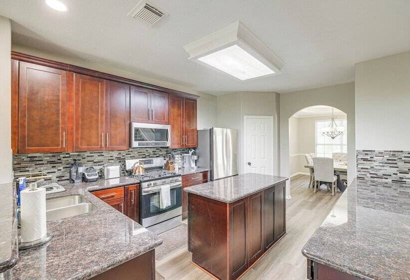 Expansive Home In Humble Near Lake Houston!