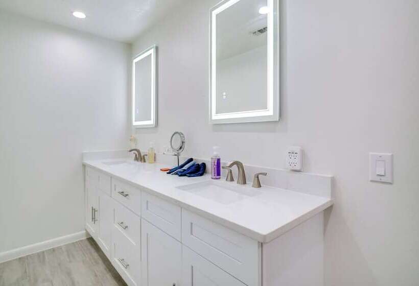 Exquisite Canal Front Home: Access To Lake Conroe!