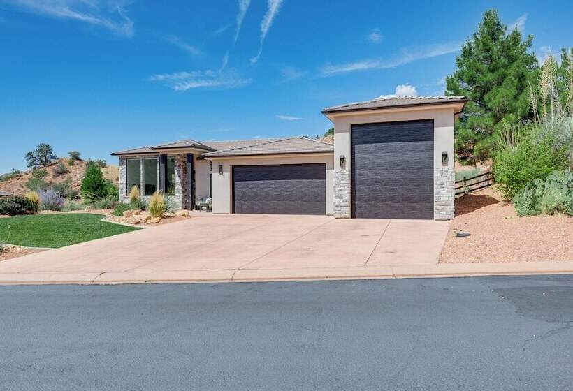 Gorgeous Kanab Home: Canyon Views & Pool Access!
