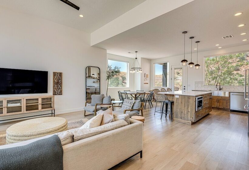 Gorgeous Kanab Home: Canyon Views & Pool Access!