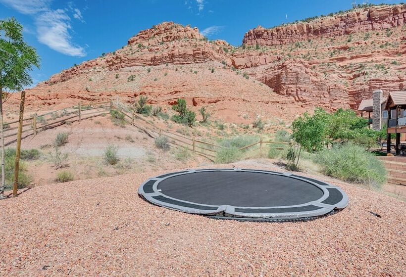 Gorgeous Kanab Home: Canyon Views & Pool Access!