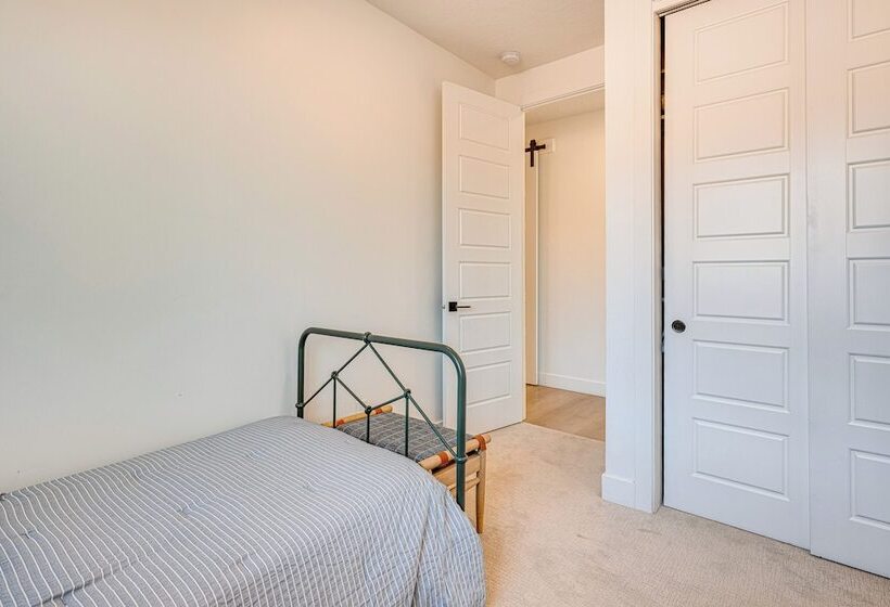 Gorgeous Kanab Home: Canyon Views & Pool Access!