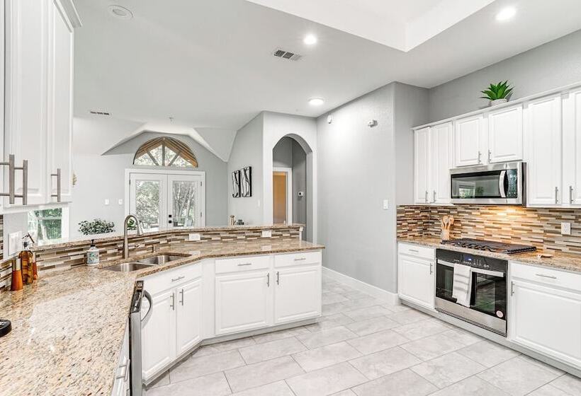 Haltom City Home W/ Patio ~ 11 Mi To Fort Worth!