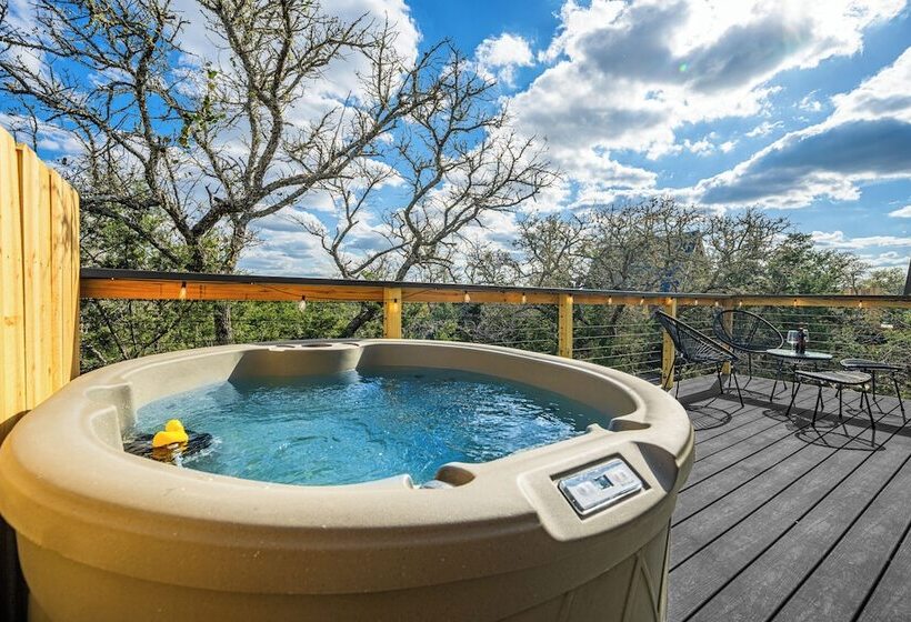 Отель Treehouse Fredericksburg Romantic Hottub Ev