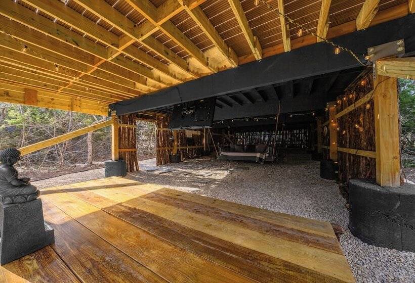 Отель Treehouse Fredericksburg Romantic Hottub Ev