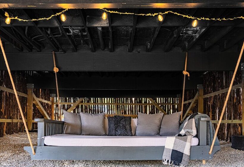 Отель Treehouse Fredericksburg Romantic Hottub Ev