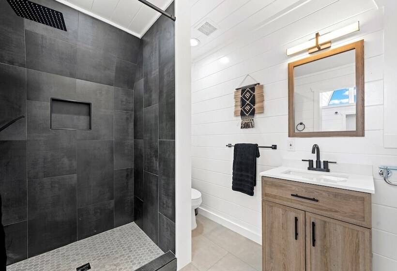 Отель Treehouse Fredericksburg Romantic Hottub Ev