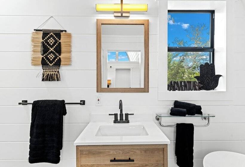 Отель Treehouse Fredericksburg Romantic Hottub Ev