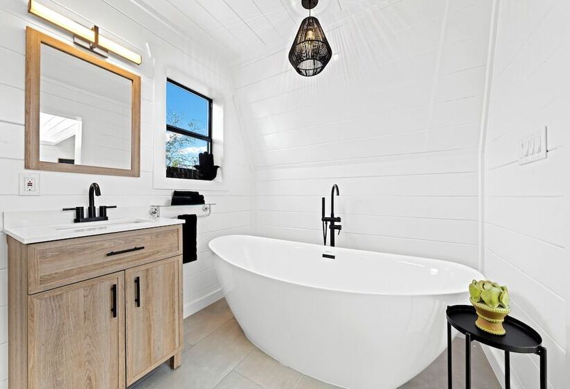 Отель Treehouse Fredericksburg Romantic Hottub Ev