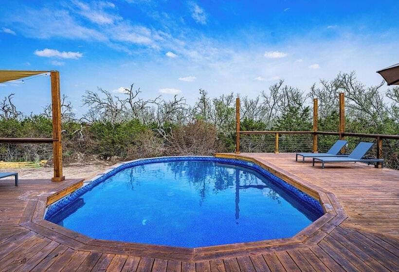 Отель Treehouse Fredericksburg Romantic Hottub Ev