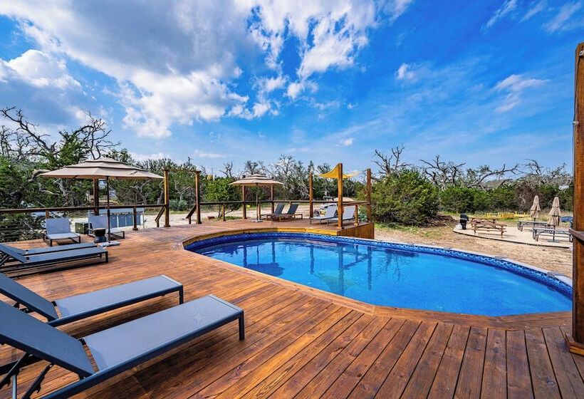 Отель Treehouse Fredericksburg Romantic Hottub Ev