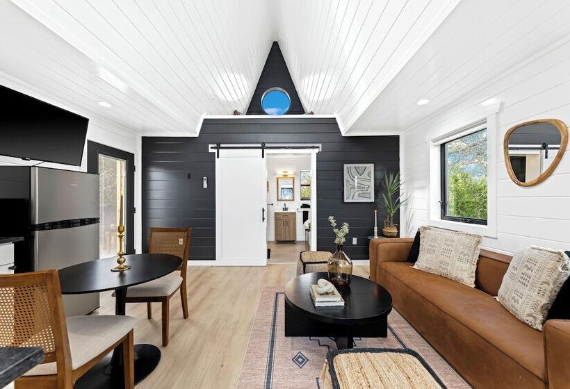 Отель Treehouse Fredericksburg Romantic Hottub Ev