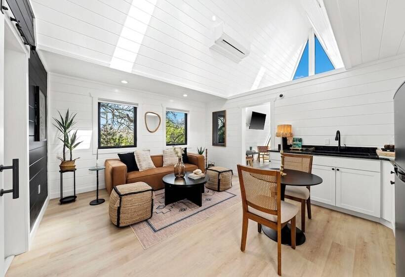 Отель Treehouse Fredericksburg Romantic Hottub Ev