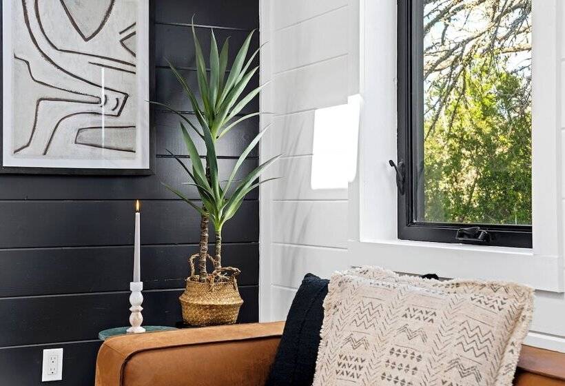 Отель Treehouse Fredericksburg Romantic Hottub Ev