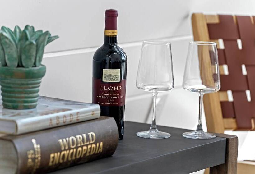 Отель Treehouse Fredericksburg Romantic Hottub Ev