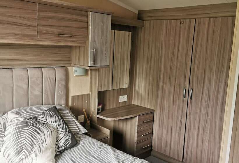 فندق Billing Aquadrome Lakeside Retreat