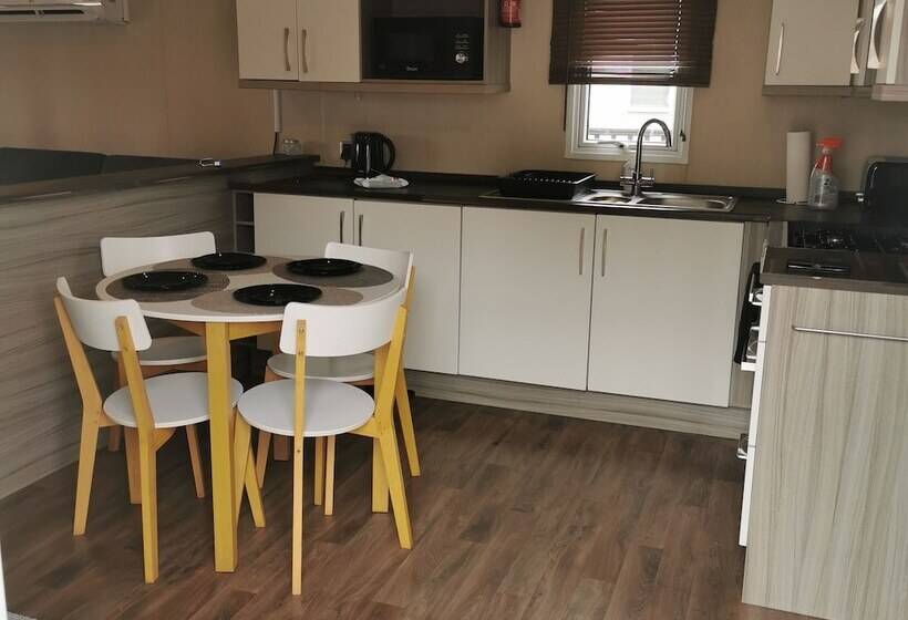 فندق Billing Aquadrome Lakeside Retreat