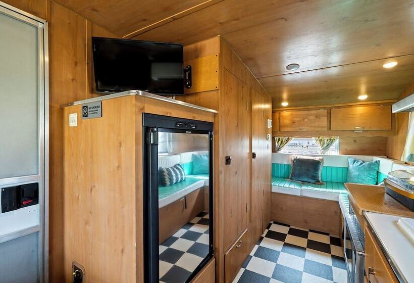 Отель Blue Skies Retro Resort Pool Fireplace